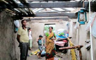 Aadgaon, Umarthala stormed the storm | अडगाव, उमरठाला वादळाने झोडपले Aadgaon, Umarthala stormed the storm | अडगाव, उमरठाला वादळाने झोडपले