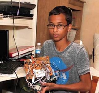 Digital clock has been arrested by Muslim students for understanding the bomb | डिजिटल घड्याळाला बाँब समजून मुस्लीम विद्यार्थ्याला केली अटक