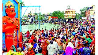 Varnamamela full of flowers! | पर्जन्याभिषेकात फुलला वैष्णवमेळा !