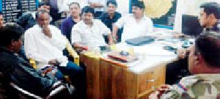 Police intervention behind the movement of electricity workers | पोलिसांच्या मध्यस्थीने वीज कर्मचाऱ्यांचे आंदोलन मागे Police intervention behind the movement of electricity workers | पोलिसांच्या मध्यस्थीने वीज कर्मचाऱ्यांचे आंदोलन मागे