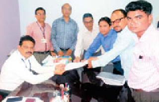 Wrong sense means injustice to disabled employees | चुकीच्या अर्थामुळे अपंग कर्मचाऱ्यांवर अन्याय Wrong sense means injustice to disabled employees | चुकीच्या अर्थामुळे अपंग कर्मचाऱ्यांवर अन्याय