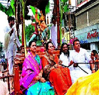 Honor of 'Ti' by Bhai Rangari Mandal | भाऊ रंगारी मंडळातर्फे ‘ती’चा सन्मान