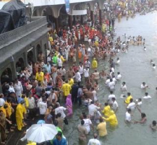 The third and the last Shahi Snan is full of rainy season | तिस-या व अखेरच्या शाही स्नानाची पर्वणी भर पावसात संपन्न