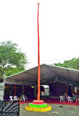 Now the dispute is over the flags | आता ध्वज उतरवण्यावरूनही वाद