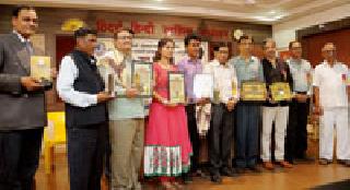 Celebration of honor by doctors and poets | डॉक्टर्स आणि कवींच्या सन्मानाने रंगला सोहळा