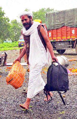 Due to the rain, the supply of Khasashan was wrapped | पावसामुळे खालशांनी बस्तान गुंडाळले