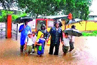 Vitthalwadi school premises becomes watery | विठ्ठलवाडी शाळा परिसर झाला जलमय Vitthalwadi school premises becomes watery | विठ्ठलवाडी शाळा परिसर झाला जलमय