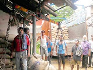 In the warehouse rotten shop ration shops | गोदामात सडलेले धान्य रेशन दुकानात In the warehouse rotten shop ration shops | गोदामात सडलेले धान्य रेशन दुकानात