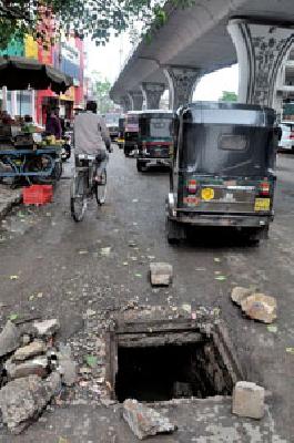 Rajkamal Chowk fatal pit ... | राजकमल चौकातील जीवघेणा खड्डा...