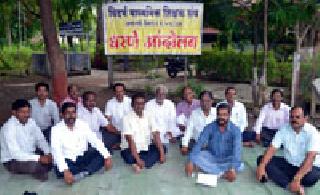 Demonstrations before the Deputy Director Office of Education | शिक्षण उपसंचालक कार्यालयासमोर निदर्शने