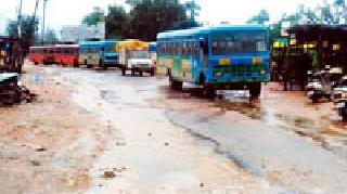 Officials stuck in Bhamragarad due to floods | पुरामुळे अधिकारी भामरागडात अडकले