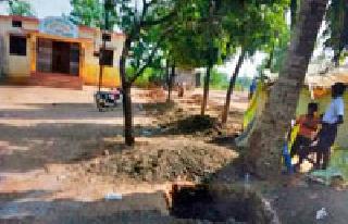 The allegation of encroaching on private premises by the GP has been done | ग्रा.पं.ने केले खासगी जागेवर अतिक्रमण केल्याचा आरोप The allegation of encroaching on private premises by the GP has been done | ग्रा.पं.ने केले खासगी जागेवर अतिक्रमण केल्याचा आरोप