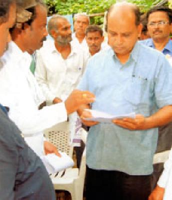 Give the tedious amount of construction of irrigation wells | सिंचन विहिरींच्या बांधकामातील थकित रक्कम द्या Give the tedious amount of construction of irrigation wells | सिंचन विहिरींच्या बांधकामातील थकित रक्कम द्या