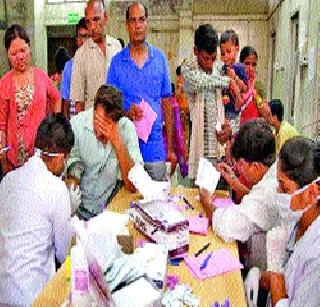 Pretend to help sick people! | आजारी लोकांना मदत करण्याचे ढोंग!