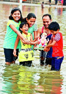 Five days Ganapati immersion | पाच दिवसांच्या गणपतीचे विसर्जन