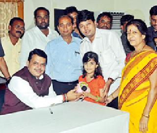 Helping the farmers from food money | खाऊच्या पैशातून शेतकऱ्यांना मदत