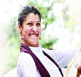 Tejaswini has experienced dholataish zing | तेजस्विनीने अनुभवली ढोलताशाची झिंग Tejaswini has experienced dholataish zing | तेजस्विनीने अनुभवली ढोलताशाची झिंग