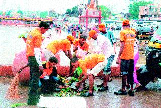 Cleanliness of Godaghat by the Kalki Service Committee | कल्की सेवा समितीतर्फे गोदाघाटाची स्वच्छता