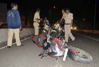 Two students are seriously injured due to the fall from the bridge | उड्डाण पुलावरून पडल्याने दोन विद्यार्थी गंभीर Two students are seriously injured due to the fall from the bridge | उड्डाण पुलावरून पडल्याने दोन विद्यार्थी गंभीर