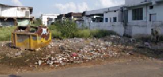 150 empty plots became a trash center | १५० रिकामे भूखंड बनले कचऱ्याचे केंद्र 150 empty plots became a trash center | १५० रिकामे भूखंड बनले कचऱ्याचे केंद्र