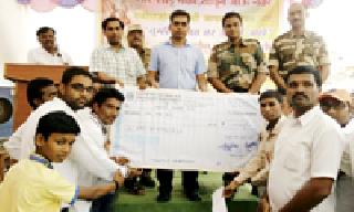 Azad Ganesh Mandal helped one lakh of drought affected people | आझाद गणेश मंडळातर्फे दुष्काळग्रस्तांना एक लाखाची मदत Azad Ganesh Mandal helped one lakh of drought affected people | आझाद गणेश मंडळातर्फे दुष्काळग्रस्तांना एक लाखाची मदत