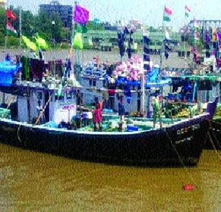 The boats found in Daman Daman | वादळात सापडलेल्या नौका दमणमध्ये