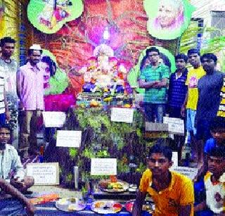 The tribal students hosted the show from the show | आदिवासी वसतिगृहातील विद्यार्थ्यांनी देखाव्यातून मांडले प्रश्न