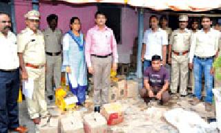 Only Rs 5 lakh cash seized | ्रपाच लाख रुपयांची दारु जप्त Only Rs 5 lakh cash seized | ्रपाच लाख रुपयांची दारु जप्त