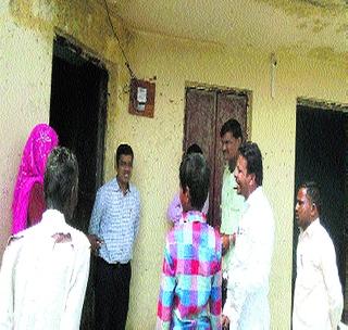 Six students' school accidental visit to education secretary! | सहा विद्यार्थीनींच्या शाळेला शिक्षण सचिवांची आकस्मिक भेट! Six students' school accidental visit to education secretary! | सहा विद्यार्थीनींच्या शाळेला शिक्षण सचिवांची आकस्मिक भेट!