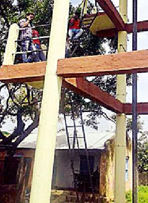 Need to speak on the phone 'Veurugiri' | फोनवरून बोलण्यासाठी करावी लागते ‘वीरुगिरी’