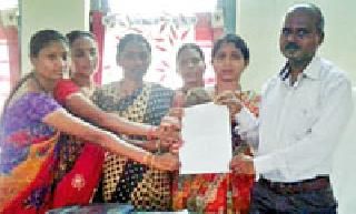 Demand for tired laborers | थकीत बुडीत मजुरी देण्याची मागणी