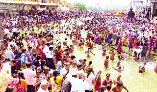 Offerings to Goddays for worship | सर्वधर्मतीर्थ गोदेला अर्पण