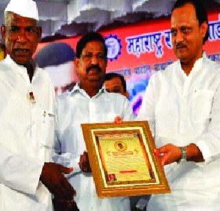 Felicitations of the meritorious Mathadi workers | गुणवंत माथाडी कामगारांचा सत्कार
