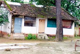 Peon Run Veterinary Clinic | शिपाई चालवितो पशुवैद्यकीय दवाखाना