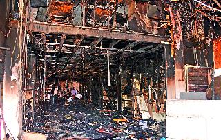 The cobbler showroom on the collageboard | कॉलेजरोडवरील मोची शोरूमला आग