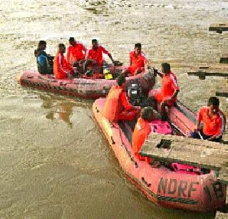 In Assam, 200 people lost their boat and 30 missing | आसामात २०० जणांसह बोट बुडाली, ३० बेपत्ता In Assam, 200 people lost their boat and 30 missing | आसामात २०० जणांसह बोट बुडाली, ३० बेपत्ता