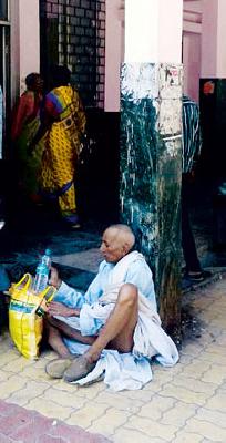 Children refuse, old age homes also | मुलांनी झिडकारले, वृद्धाश्रमातही होतेय फरफट