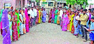 Namrupar ZP School lock Teacher's replacement demand | नामपूृर जि.प. शाळेला कुलूप; शिक्षकाच्या बदलीची मागणी Namrupar ZP School lock Teacher's replacement demand | नामपूृर जि.प. शाळेला कुलूप; शिक्षकाच्या बदलीची मागणी