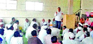 A meeting of water party movement at Chandrapur-Jhandi erandgaon canal | चणकापूर-झाडी एरंडगाव कालव्याप्रश्नी उमराणेत पाणी पक्ष चळवळीची बैठक