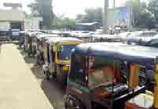 Discipline for autorickshaw drivers | आॅटोरिक्षाचालकांना लागतेय शिस्त