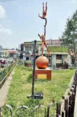 The beautification of the squares of the city is missing | शहरातील चौकांचे सौंदर्यीकरण होतेय लुप्त