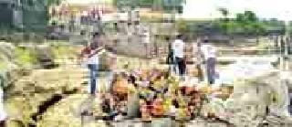 Cleanliness of river basin from human nature | मानवी श्रुंखलेतून नदीपात्राची स्वच्छता