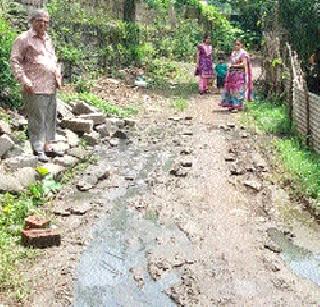Local sufferings due to the sewerage of 'Ashok Leela' | ‘अशोक लीला’च्या सांडपाण्यामुळे स्थानिक त्रस्त Local sufferings due to the sewerage of 'Ashok Leela' | ‘अशोक लीला’च्या सांडपाण्यामुळे स्थानिक त्रस्त
