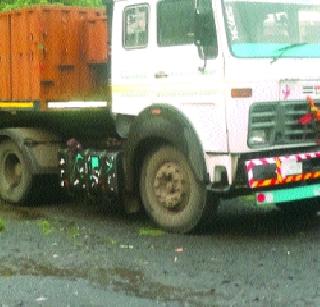 Seven containers of the sand were seized | रेतीचे सात कंटेनर पकडले Seven containers of the sand were seized | रेतीचे सात कंटेनर पकडले