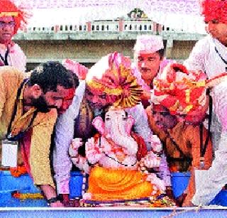 Vikram of Haldat Ganesh idol Vishargan | हौदात गणेशमूर्ती विसर्जनाचा विक्रम