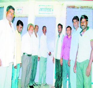 School committee locked school locked! | शाळा समितीनेच ठोकले शाळेला कुलूप !