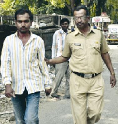 Transport of school children by alcohol consumption by alcohol | मद्यप्राशन करून आॅटोरिक्षाने शाळकरी मुलांची वाहतूक Transport of school children by alcohol consumption by alcohol | मद्यप्राशन करून आॅटोरिक्षाने शाळकरी मुलांची वाहतूक