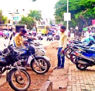 Encroachments on the footpaths of professionals | व्यावसायिकांचे पदपथांवर अतिक्रमण Encroachments on the footpaths of professionals | व्यावसायिकांचे पदपथांवर अतिक्रमण