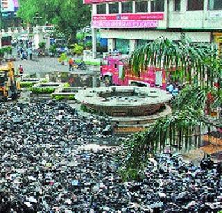 Fire at the building due to fire | आगीमुळे इमारतीला तडे Fire at the building due to fire | आगीमुळे इमारतीला तडे