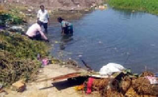 The hand of social commitment to clean the lake | तलाव स्वच्छतेसाठी सरसावले सामाजिक बांधिलकीचे हाथ